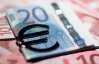 Евро дешевеет к доллару, эксперт советует покупать единую валюту