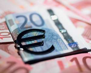 Євро дешевшає відносно долара, експерт радить купувати єдину валюту
