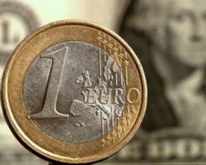 Курсы доллара и евро немного опустились на межбанке
