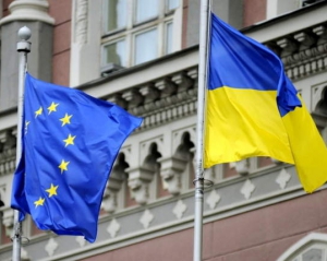 Брюссель не планує призупиняти діалог з Україною