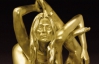 Золотую статую Кейт Мосс с закинутыми за шею ногами продали за $910 тысяч