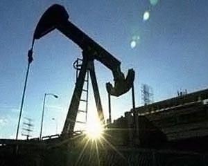 Нефть дешевеет, отступая от максимальной отметки за месяц