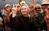 Клинтон победно поднимала пальцы в разоренной Ливии
