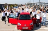 Самый маленький Volkswagen попал в Книгу Гиннеса - в него поместилось 16 человек