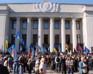 В ВР перепугались женщин-&quot;чернобыльцев&quot; и заблокировали здание с середины