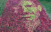 Художник создал портрет Стива Джобса почти из 4 тыс яблок 