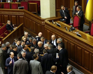 Президиум Рады разблокирован: &quot;Бютовцы&quot; снимают плакат в поддержку Тимошенко