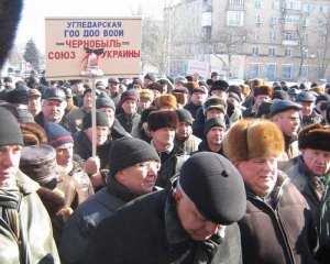 &quot;Чернобыльцы&quot; прокляли &quot;трутней-исполнителей&quot; и прекратили митинг