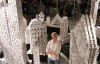 З гральних карт художник створює 9-метрові скульптури та карткові міста