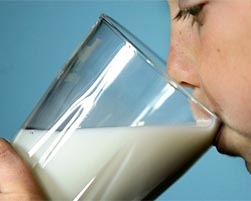 Ежедневно надо выпивать стакан молока и настоя шиповника