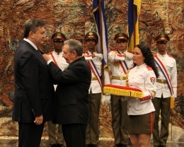 Янукович відвідав Кубу не даремно: йому вручили орден Хосе Марті
