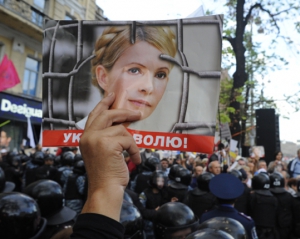 &quot;Мудакович - параша, победа будет наша&quot; - под Лукьяновским СИЗО требуют освобождения Тимошенко