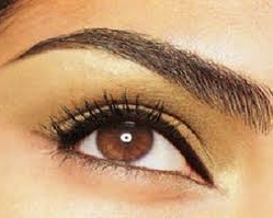 Через татуаж брів може посиніти обличчя