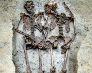 Откопали скелеты влюбленной пары, которые &quot;держались&quot; за руки 1500 лет