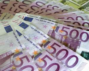 Євро дорожчає до більшості валют, але експерти попереджають про його падіння