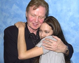 После 10 лет вражды Анджелина Джоли помирилась с отцом