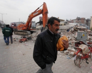 Землетрясение в Турции: из-под завалов вытащили живого младенца