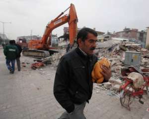 Землетрус у Туреччині: з-під завалів витягнули живе немовля