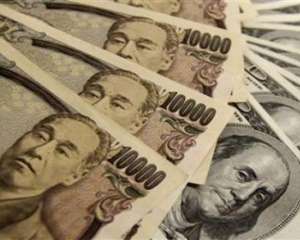Доллар дешевеет: К иене американская валюта упала рекордно со времен Второй мировой