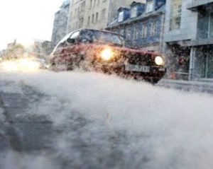 На улицы в центре Риги высыпали огромное количество пуха