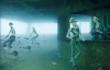 В галлерее под водой посетители рассматривают картины затонувшего корабля