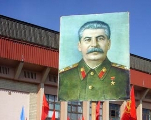 Януковича попросили розібратися із портретами Сталіна у севастопольському транспорті