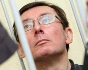 Луценко предложил суду поговорить о шнурках своего бывшего водителя