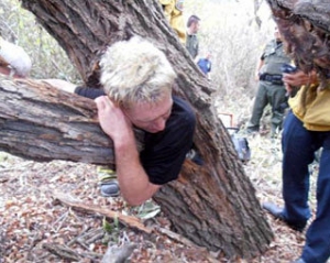 Мужчину из Калифорнии полдня извлекали из дупла дерева 