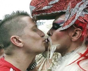 Великобританія позбавить допомоги колишні колонії через геїв