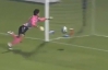 Японский футболист забил мяч головой с центра поля