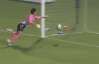 Японський футболіст забив м'яч головою з центру поля