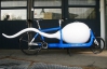 По городу Сиэтл ездит 3-метровый велосипед в форме сперматозоида
