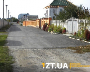 Губернатор Житомирщины проложил в селе дорогу, но только до своего дома
