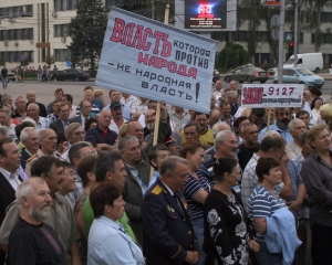 Під Києвом пенсіонери і чорнобильці перекрили трасу і вимагають не забирати пільги