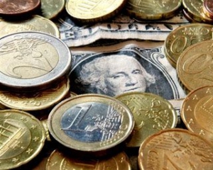Курс евро продолжает падение к доллару