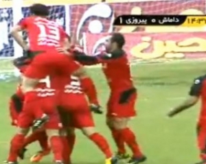 Иранских футболистов дисквалифицировали за &quot;любвеобильное&quot; празднование голов