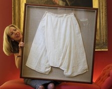 Панталони королеви Вікторії продають на аукціоні