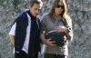 Саркози и Бруни прогулялись по парку со своей новорожденной дочерью