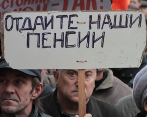 "Янукович, б ... ь, виходь, с ... а" - чорнобильці під Кабміном кликали Президента
