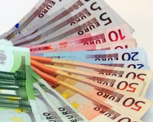 Курс євро опинився під тиском: Експерти не бачать умов для його зростання