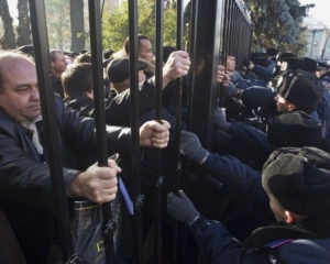 Мітингувальники біля ВР проломили паркан і б'ються з "беркутівцями" у рукопашну