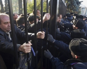 Митингующие возле ВР проломили забор и бьются с &quot;беркутовцами&quot; в рукопашную