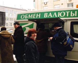 Білорусь перейняла досвід України: Там теж обмінюватимуть валюту з паспортом