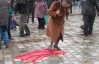 Первые "бои" на Крещатике: Националисты забирают красные флаги у коммунистов
