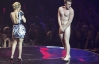 В Ирландии вручили MTV EMA: Леди Гага на коленях и голый парень на сцене