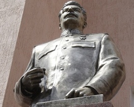 В Запорожье открыли новый памятник Сталину. Подорвать его теперь будет труднее