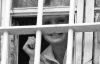 Юлия Тимошенко выглянула из окна