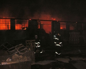 Через масштабну пожежу на столичному складі довелося евакуйовувати 50 людей