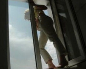Мешканка Маріуполя розбилася на смерть, коли випала з вікна на 5 поверсі
