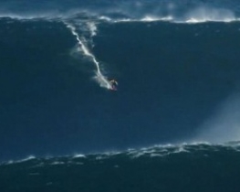 Ирландский серфер установил мировой рекорд, &quot;оседлав&quot; 27-метровую волну